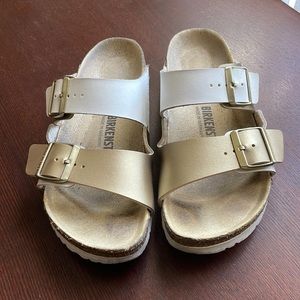 Birkenstock Arizona sandal white/gold two toned size 39 women’s 8